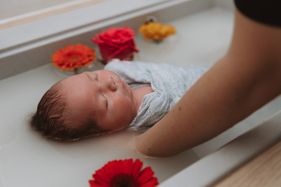 Idée cadeau de Noël une séance photo bain enveloppé par Camille Boutoux avec Alba Baby Spa
