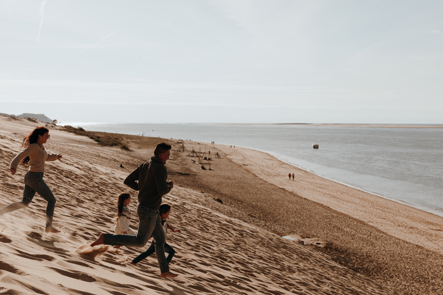 Séance photo en famille à la Dune du Pilat par Camille Boutoux