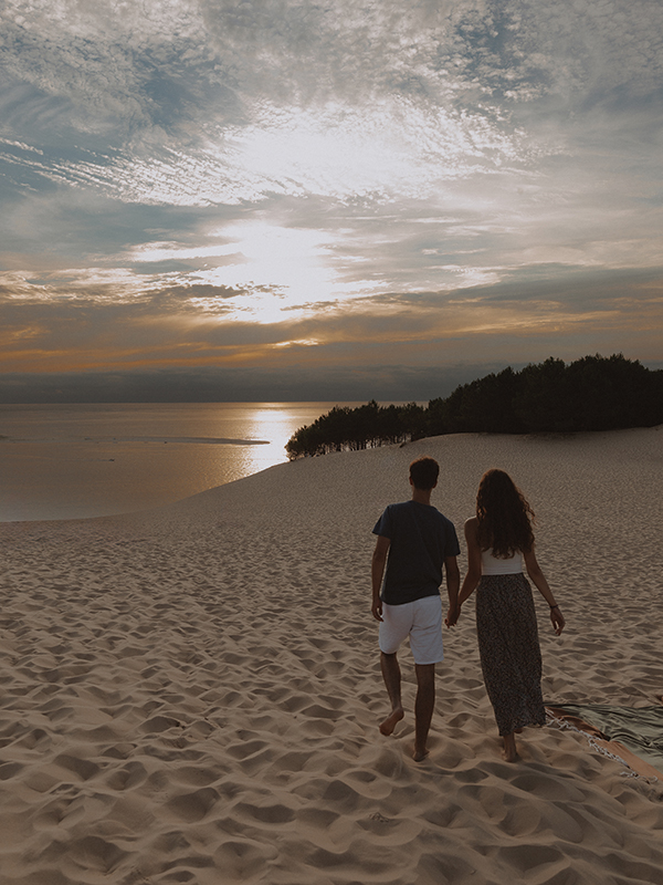 Séance photo couple en bord de mer au coucher du soleil par Camille Boutoux