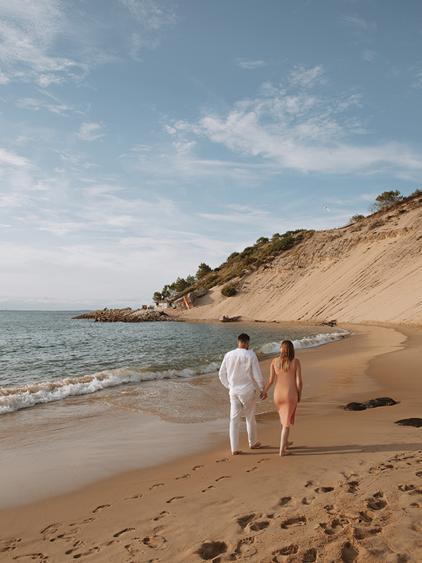 Séance photo couple en bord de mer au coucher du soleil par Camille Boutoux