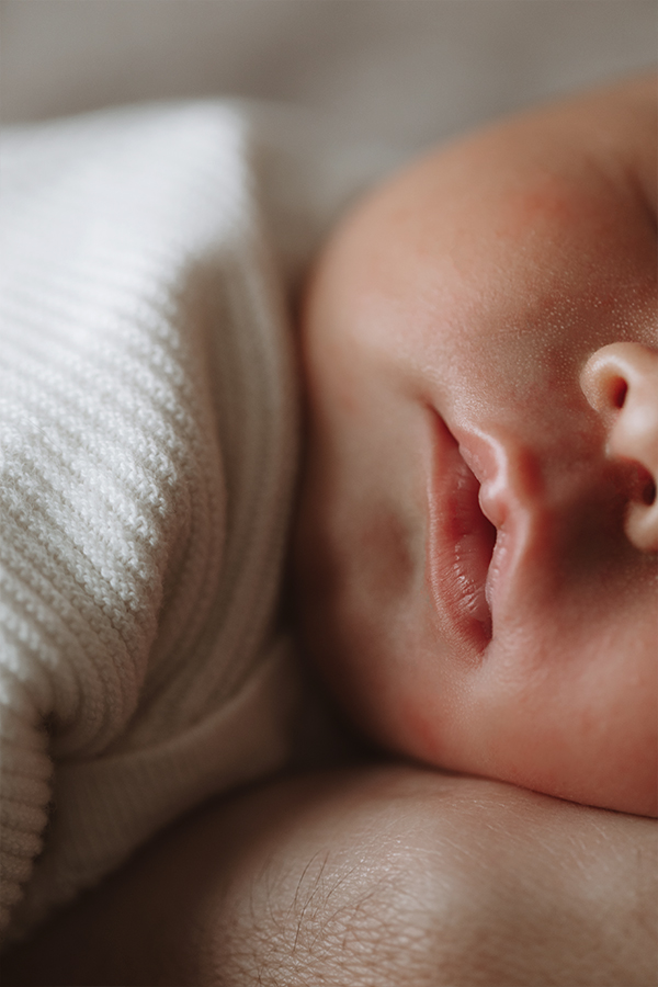 Séance photo naissance en famille à Paris par Camille Boutoux