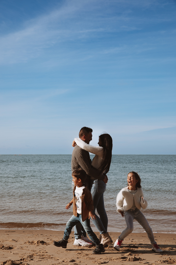 Séance photo en famille à la plage par Camille Boutoux
