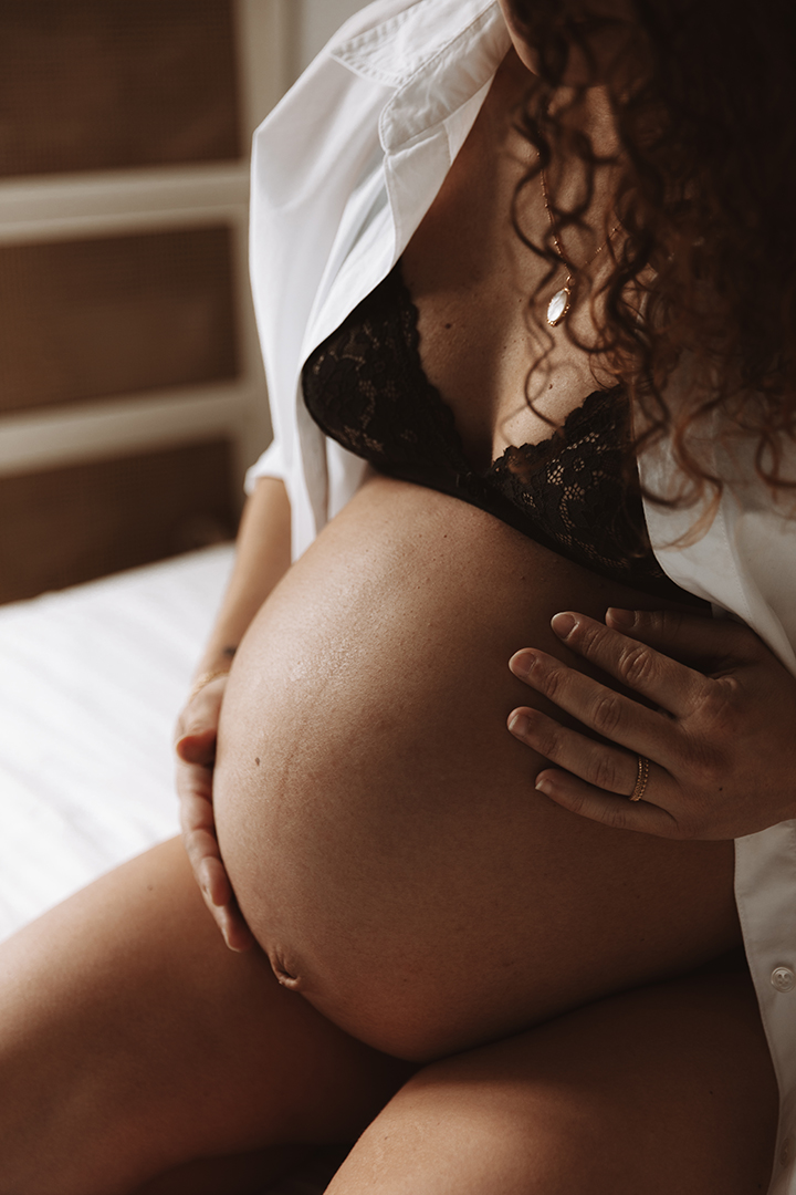 Portrait de future maman lors d'une séance photo grossesse, à Paris, par Camille Boutoux