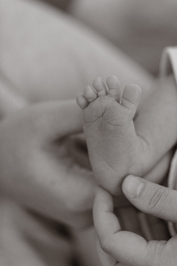Photographe spécialisée en grossesse, nouveau-né et famille à Meaux et ses environs — à domicile ou en pleine nature, pour des souvenirs vrais et lumineux