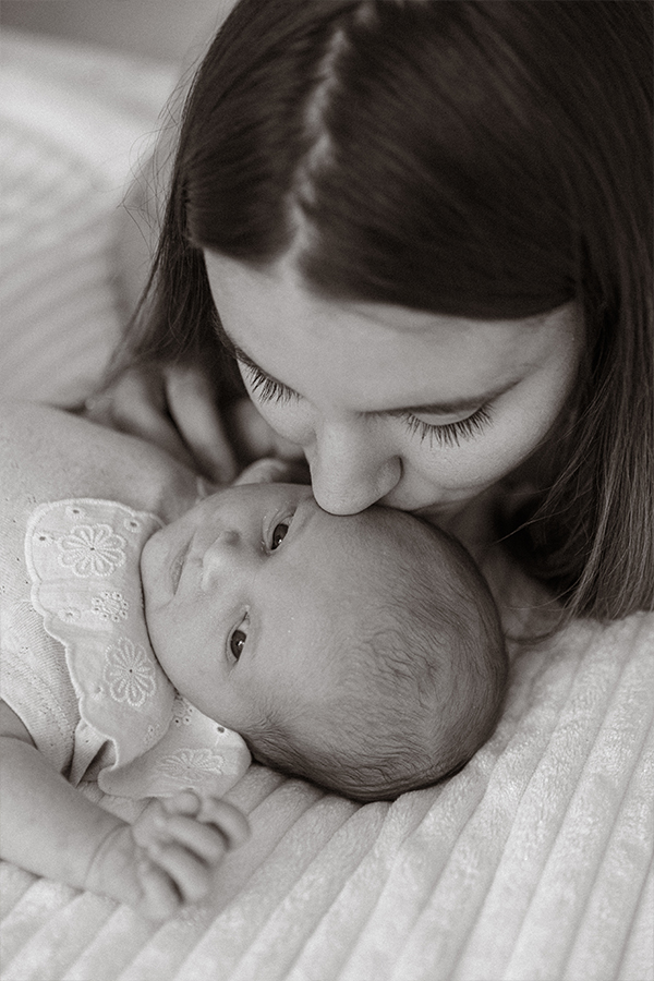 Photographe spécialisée en grossesse, nouveau-né et famille à Meaux et ses environs — à domicile ou en pleine nature, pour des souvenirs vrais et lumineux