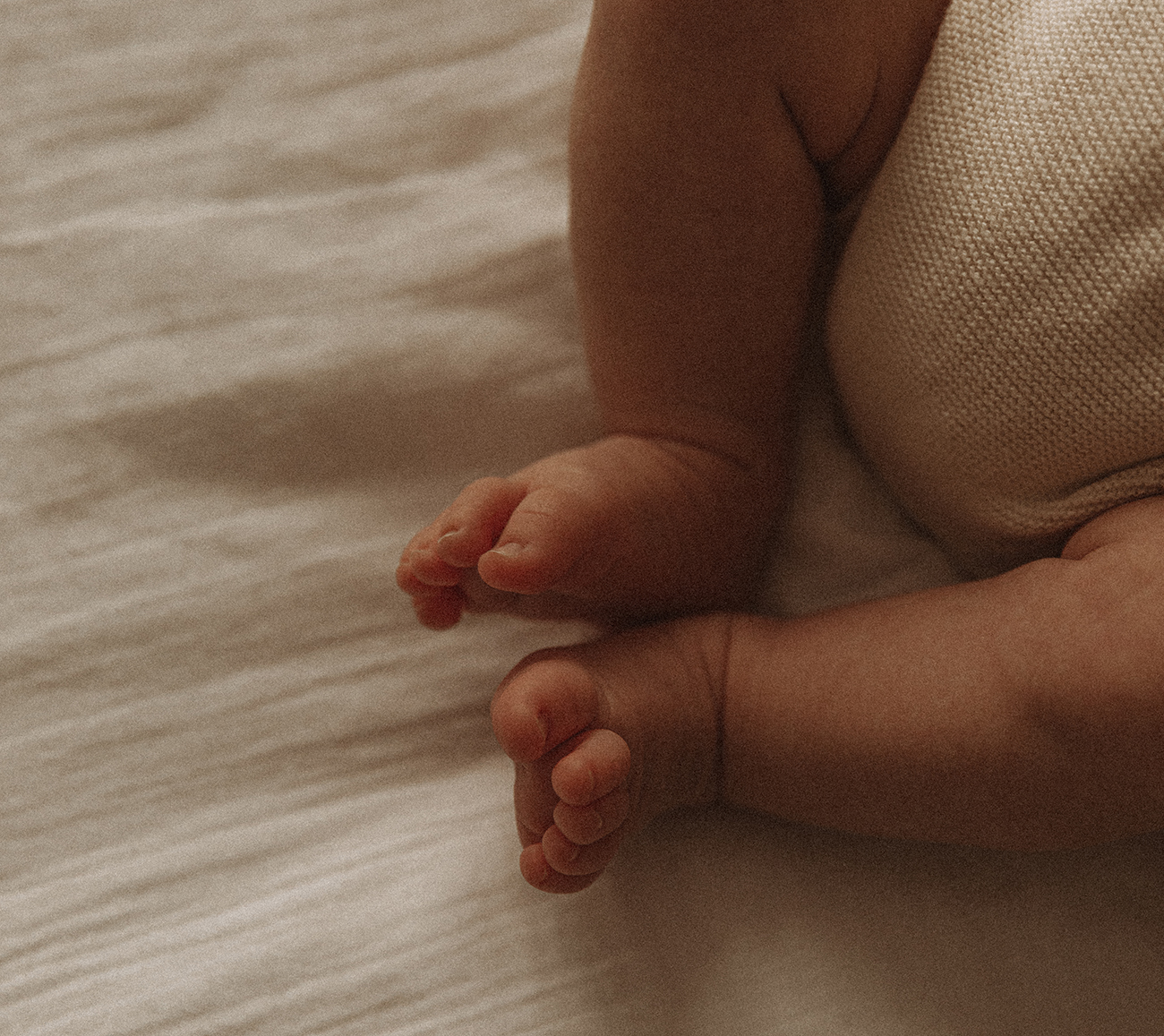 Séance photo naissance à domicile, par Camille Boutoux photographe professionnelle à proximité de Meaux
