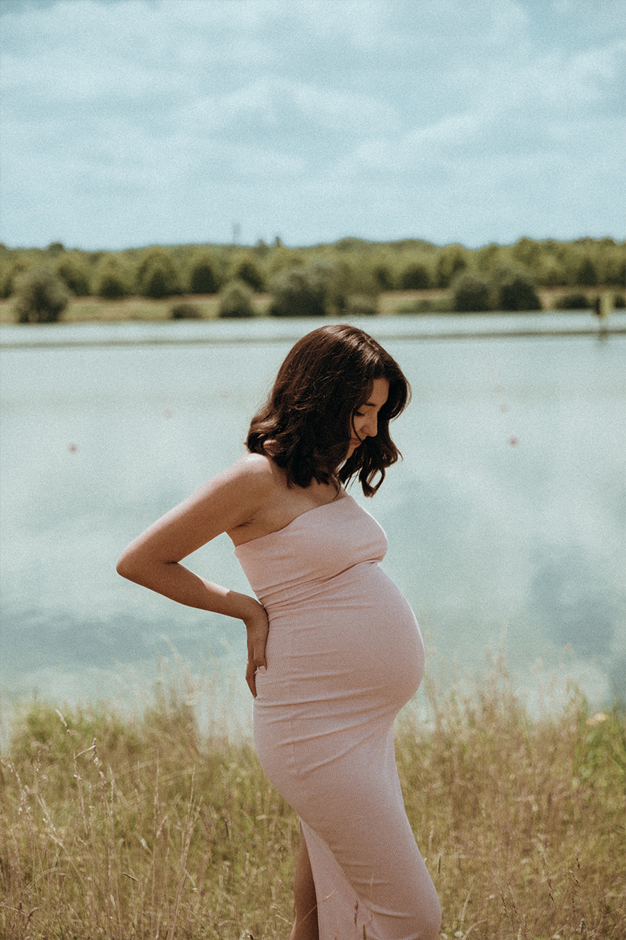 Séance photo grossesse en extérieur, par Camille Boutoux photographe professionnelle à proximité de Meaux