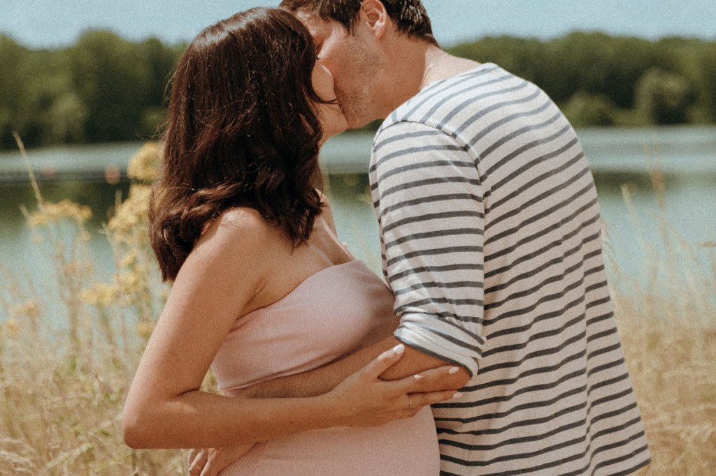 Séance photo grossesse au bord d'un lac