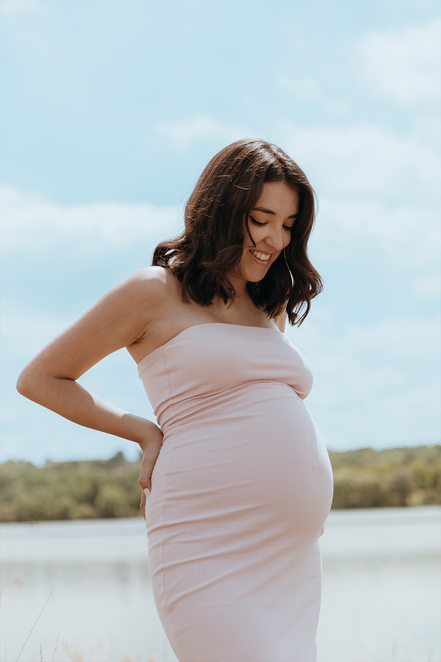 Séance photo grossesse au bord d'un lac