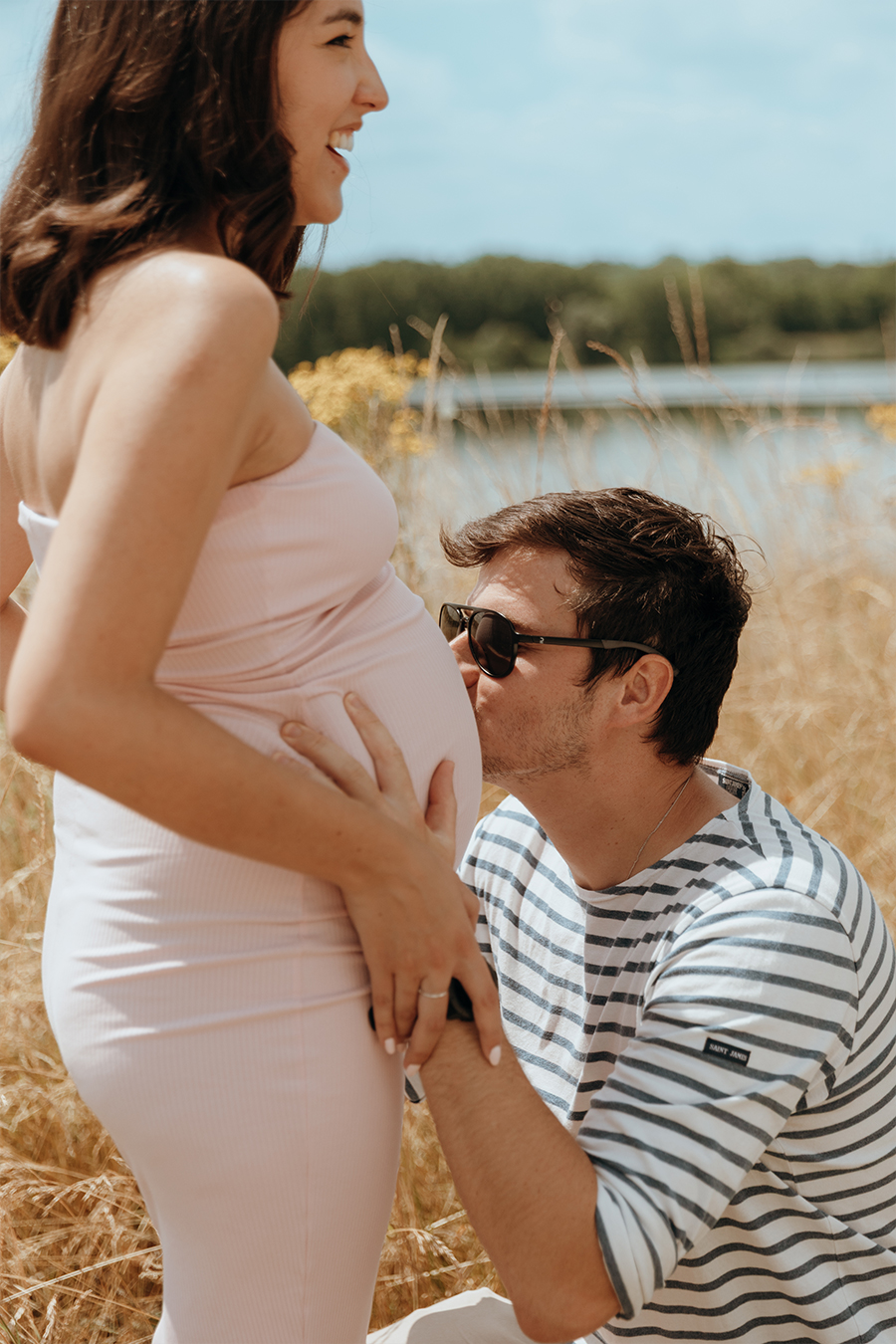 Séance photo grossesse au bord d'un lac