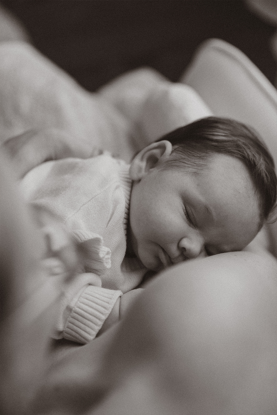 Photographie d'allaitement, par Camille Boutoux photographe naissance, nouveau-né en Seine-Et-Marne