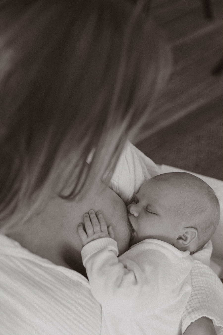 Photographie d'allaitement, par Camille Boutoux photographe naissance, nouveau-né à Meaux