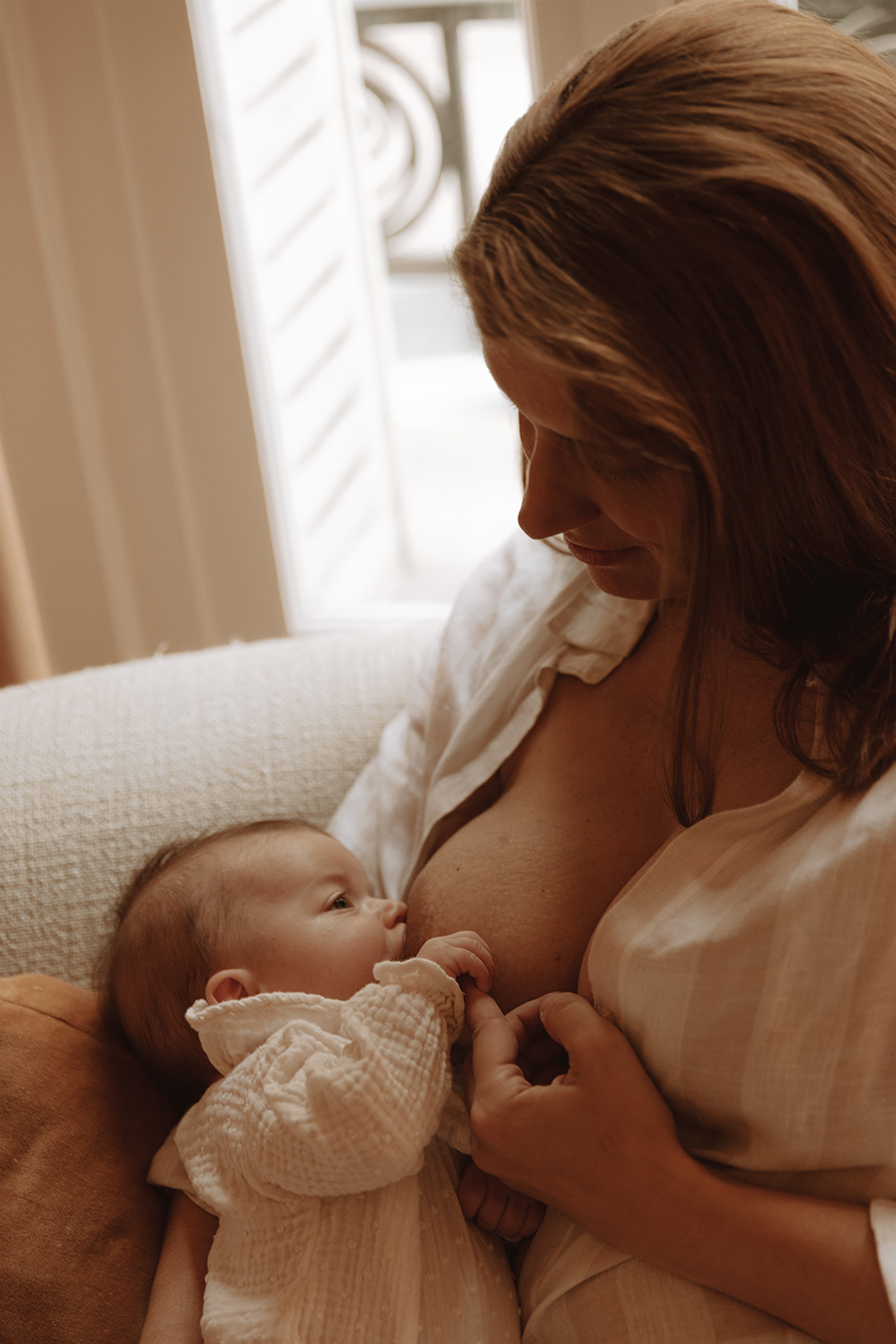 Photographie d'allaitement, par Camille Boutoux photographe naissance, nouveau-né à Paris