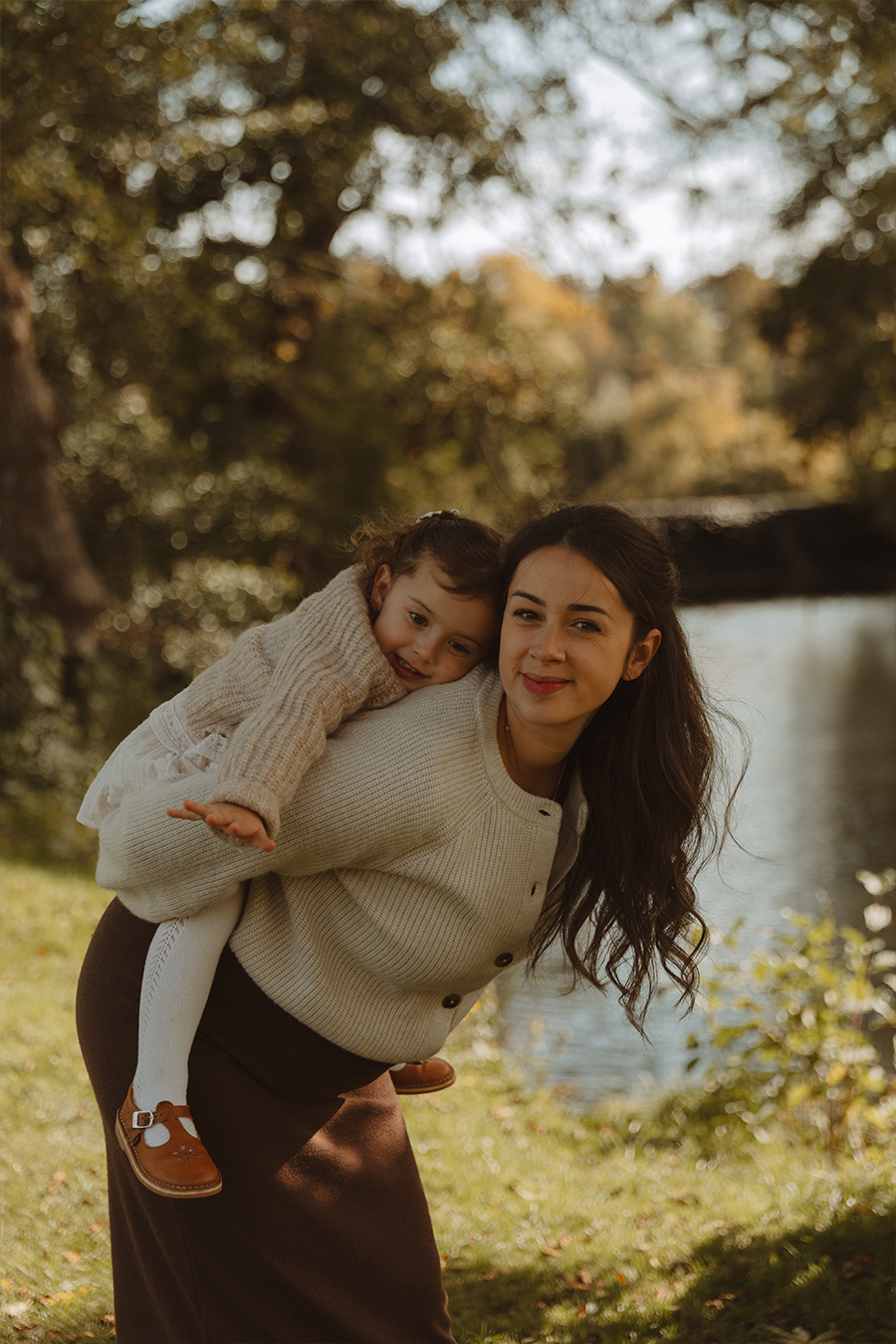 Séance photo grossesse en extérieur, en Automne, à proximité de Meaux