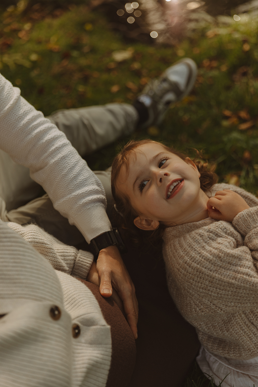 Séance photo grossesse en extérieur, en Automne, à proximité de Meaux
