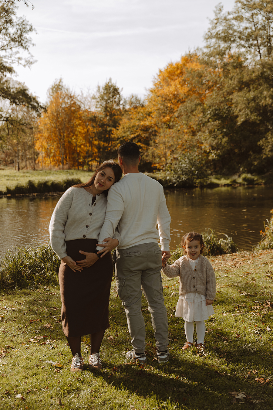 Séance photo grossesse en extérieur, en Automne, à proximité de Meaux
