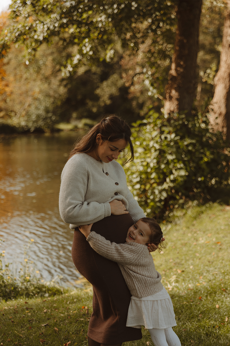 Séance photo grossesse en extérieur, en Automne, à proximité de Meaux
