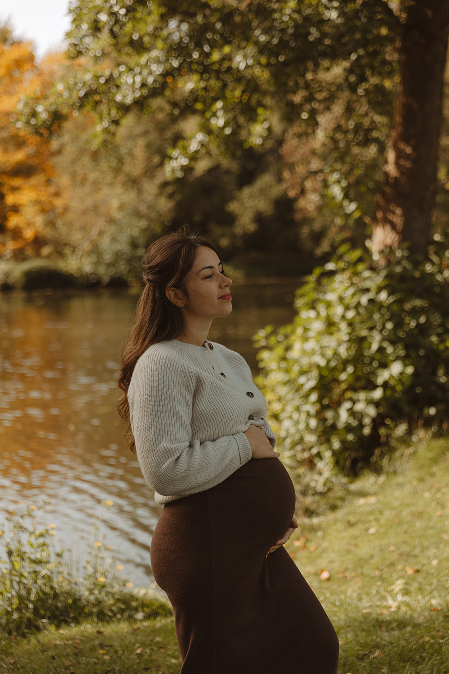 Séance photo grossesse en extérieur, en Automne, à proximité de Meaux