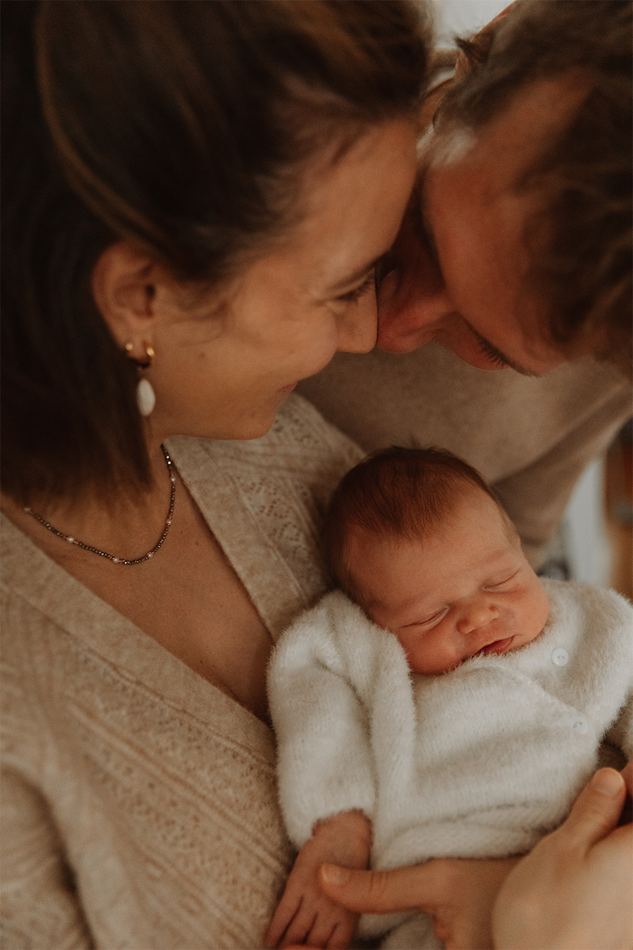 Séance photo naissance bébé en Seine-et-Marne par Camille Boutoux Photographe spécialisée en grossesse, nouveau-né et famille à Meaux et ses environs — à domicile ou en pleine nature, pour des souvenirs vrais et lumineux