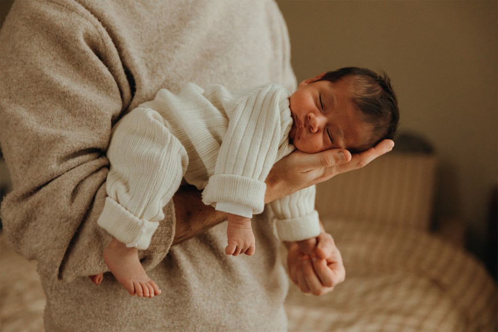 Séance photo naissance bébé en Seine-et-Marne par Camille Boutoux Photographe spécialisée en grossesse, nouveau-né et famille à Meaux et ses environs — à domicile ou en pleine nature, pour des souvenirs vrais et lumineux