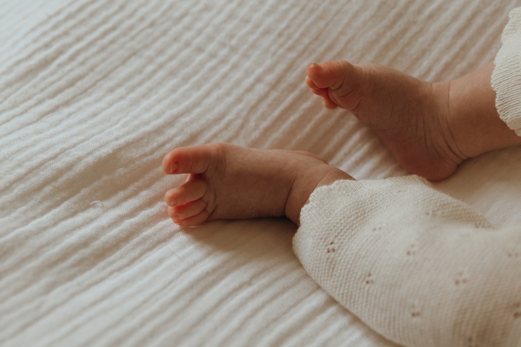 Séance photo naissance bébé en Seine-et-Marne par Camille Boutoux Photographe spécialisée en grossesse, nouveau-né et famille à Meaux et ses environs — à domicile ou en pleine nature, pour des souvenirs vrais et lumineux