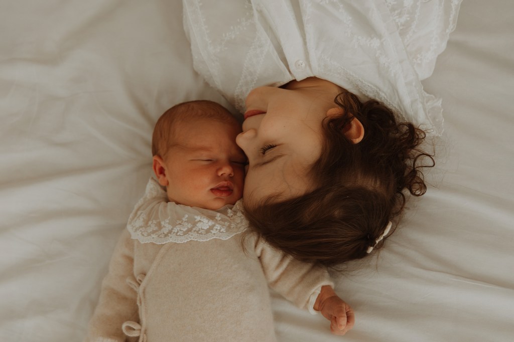 Séance photo naissance bébé naturelle en Seine-et-Marne Camille Boutoux Photographe spécialisée en grossesse, nouveau-né et famille à Meaux et ses environs — à domicile ou en pleine nature, pour des souvenirs vrais et lumineux