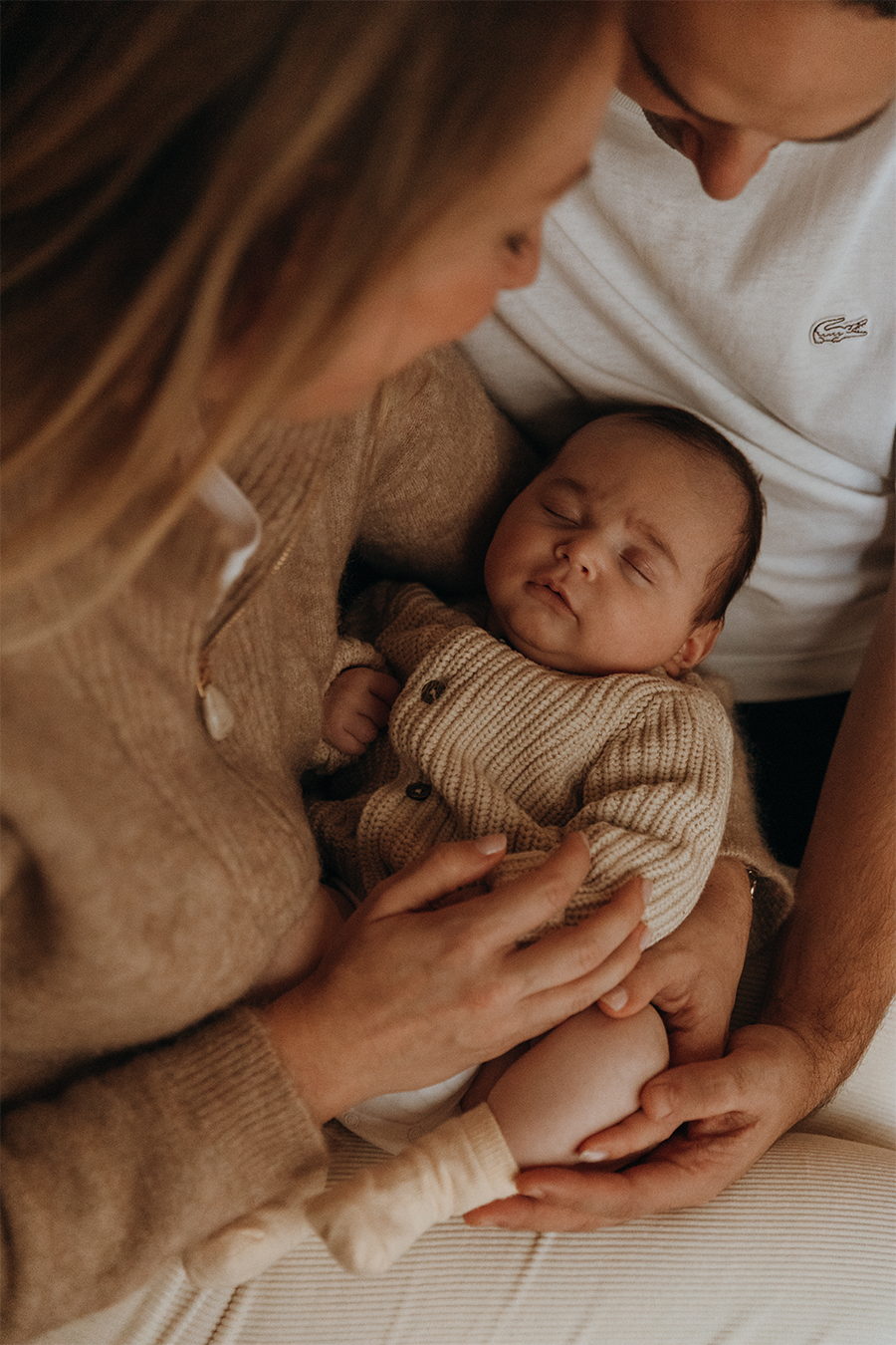 Séance photo naissance bébé en Seine-et-Marne par Camille Boutoux Photographe spécialisée en grossesse, nouveau-né et famille à Meaux et ses environs — à domicile ou en pleine nature, pour des souvenirs vrais et lumineux