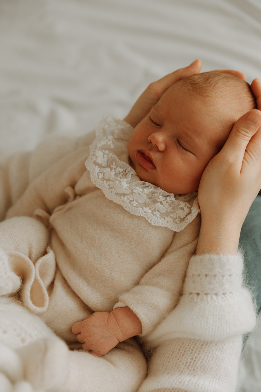 Séance photo naissance bébé en Seine-et-Marne par Camille Boutoux Photographe spécialisée en grossesse, nouveau-né et famille à Meaux et ses environs — à domicile ou en pleine nature, pour des souvenirs vrais et lumineux
