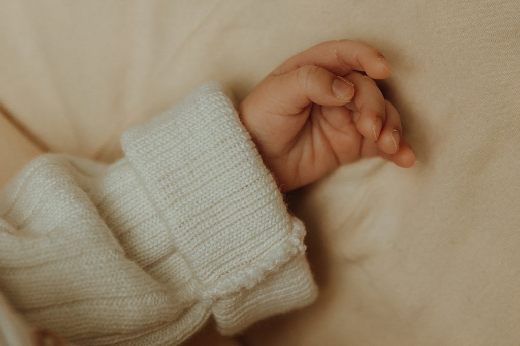 Séance photo naissance bébé naturelle en Seine-et-Marne Camille Boutoux Photographe spécialisée en grossesse, nouveau-né et famille à Meaux et ses environs — à domicile ou en pleine nature, pour des souvenirs vrais et lumineux